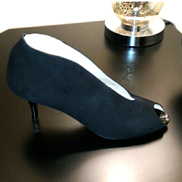 Amalfi Shoes - Very CHIC Amalfi deep V low pump size 7